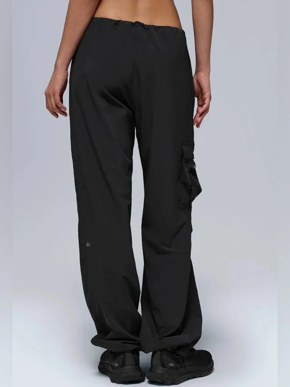 NWOT Alo Yoga Low Rise Megastar Cargo Pants in black size L